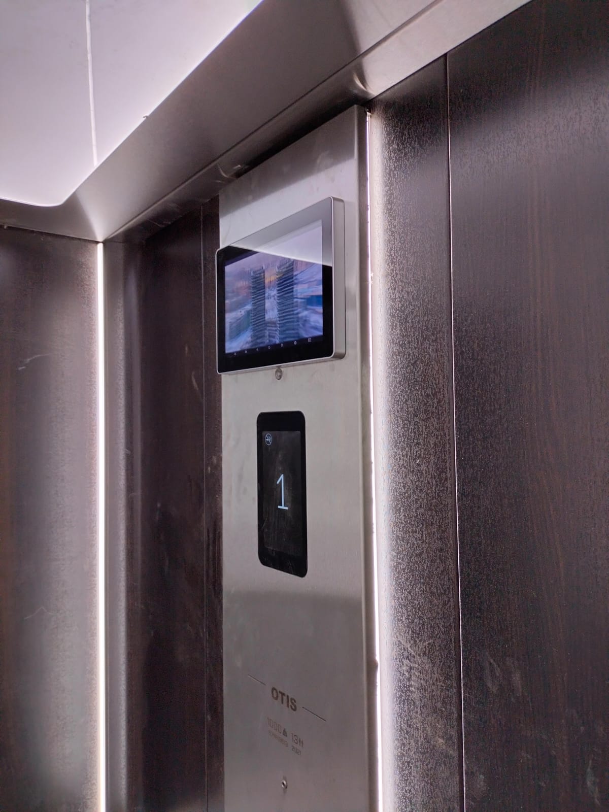 Мониторы в лифт для  Бизнес-центра