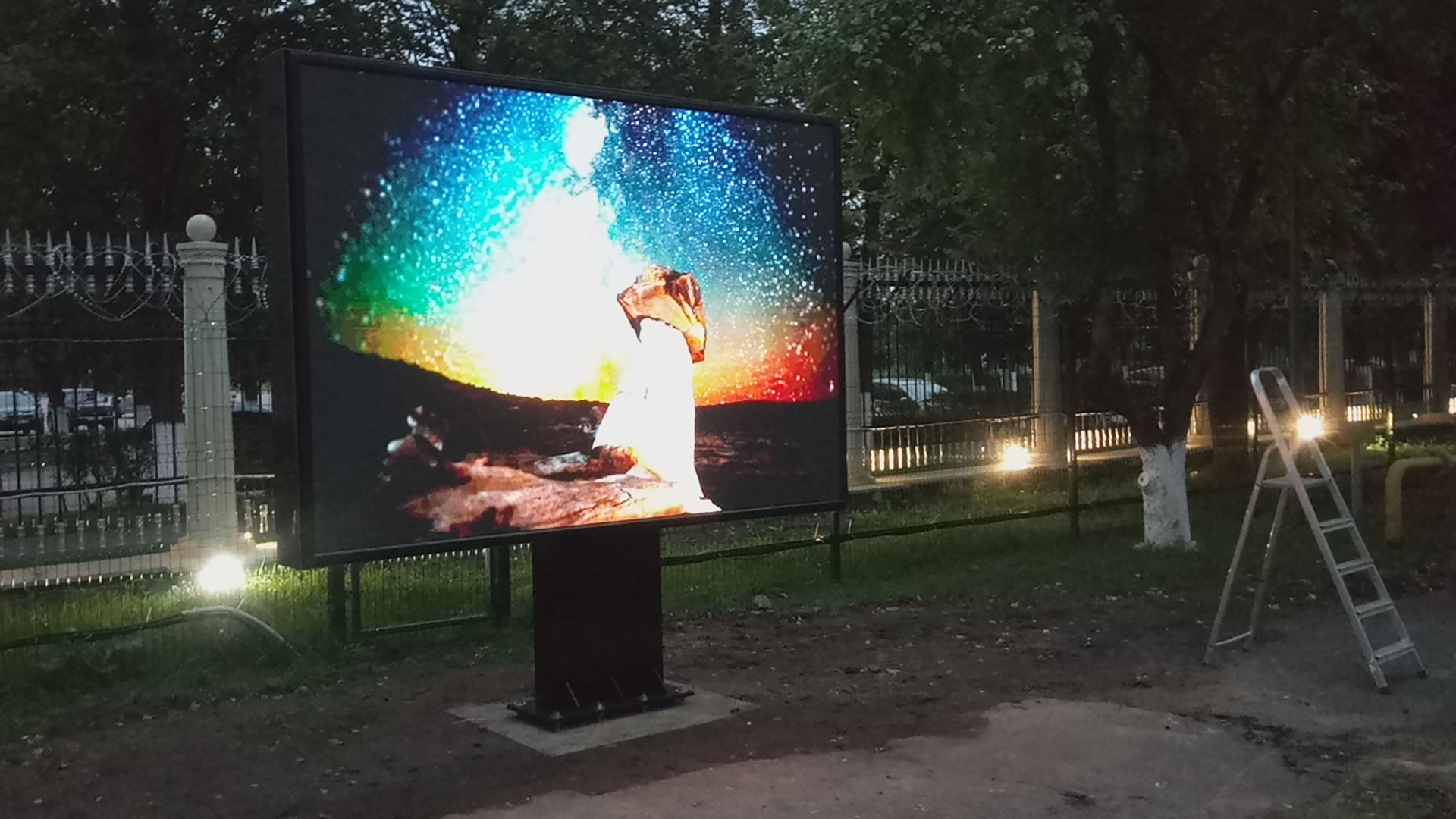 Монитор с высокой яркостью для улицы — четкое изображение при любом освещении