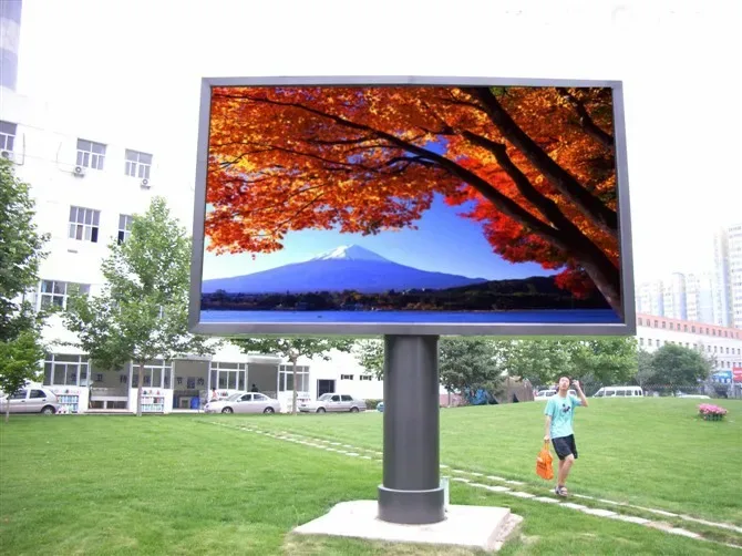 Уличные LCD экраны: современные решения для наружной цифровой коммуникации