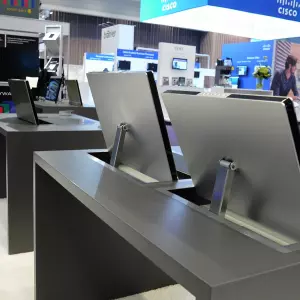Столы с монитором в столешнице – инновационное решение для современного интерьера